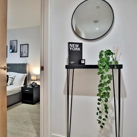 Modern 2 Bed, 2 Bath Apt With Ensuite By Avalora Short Lets & Serviced Accommodation Salford With Balcony, Near Tram Stop Salford Quays Manchester Buitenkant foto