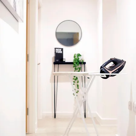 Modern 2 Bed, 2 Bath Apt With Ensuite By Avalora Short Lets & Serviced Accommodation Salford With Balcony, Near Tram Stop Salford Quays Manchester Buitenkant foto