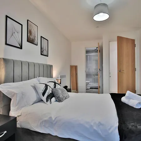Modern 2 Bed, 2 Bath Apt With Ensuite By Avalora Short Lets & Serviced Accommodation Salford With Balcony, Near Tram Stop Salford Quays Manchester Buitenkant foto