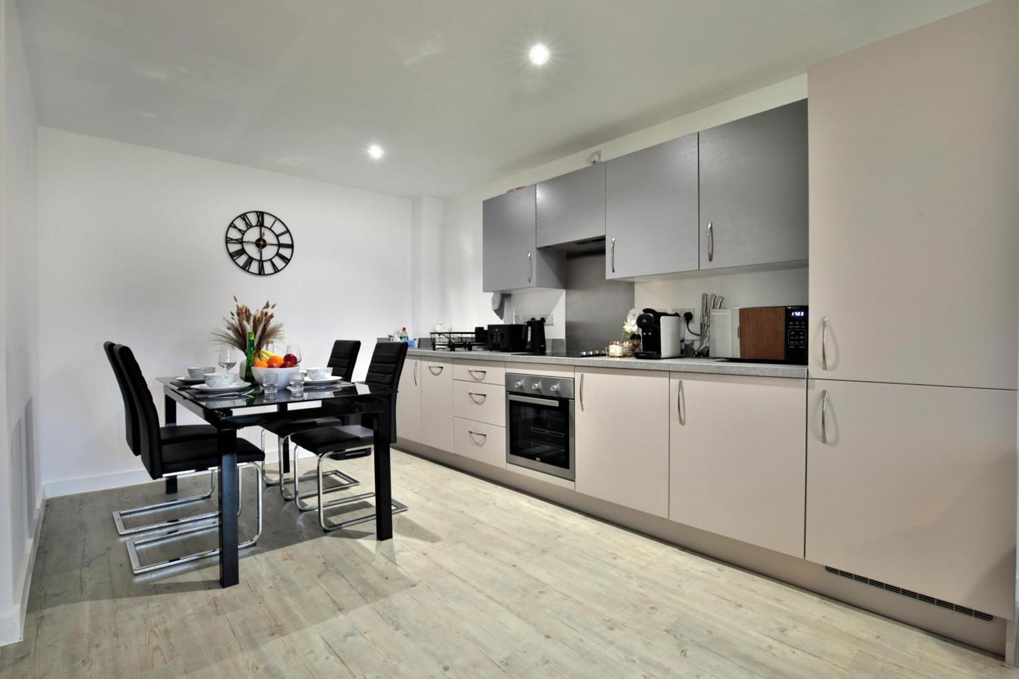 Modern 2 Bed, 2 Bath With Ensuite By Avalora Short Lets & Serviced Salford With Balcony, Near Tram Stop Salford Quays Appartement *