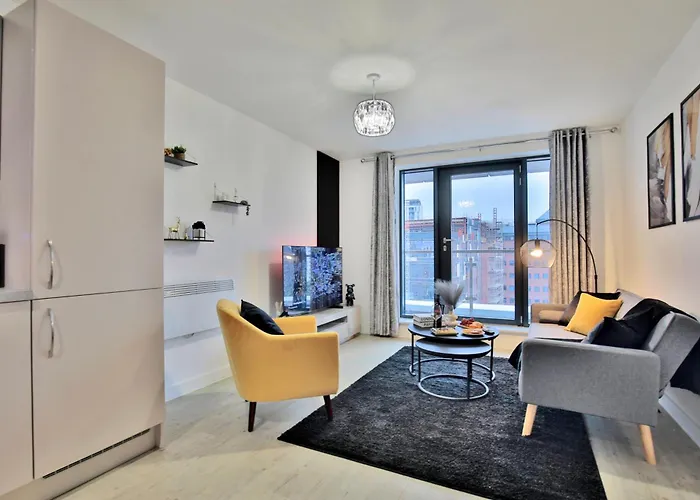 Modern 2 Bed, 2 Bath Apt With Ensuite By Avalora Short Lets & Serviced Accommodation Salford With Balcony, Near Tram Stop Salford Quays