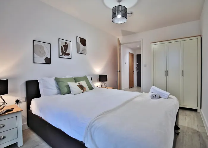 Modern 2 Bed, 2 Bath Apt With Ensuite By Avalora Short Lets & Serviced Accommodation Salford With Balcony, Near Tram Stop Salford Quays