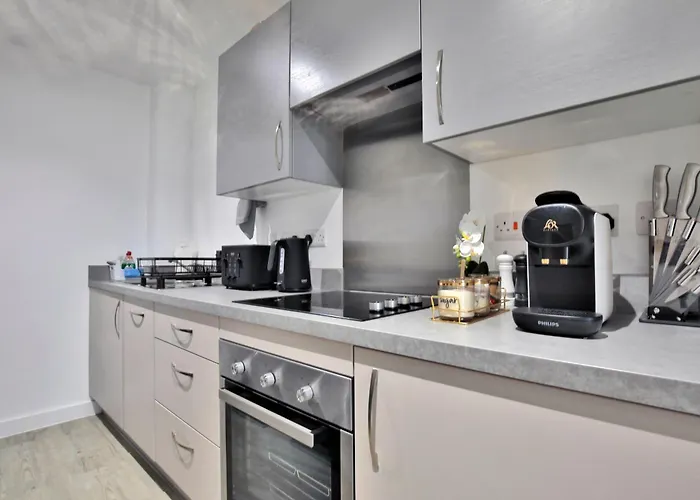 Modern 2 Bed, 2 Bath Apt With Ensuite By Avalora Short Lets & Serviced Accommodation Salford With Balcony, Near Tram Stop Salford Quays