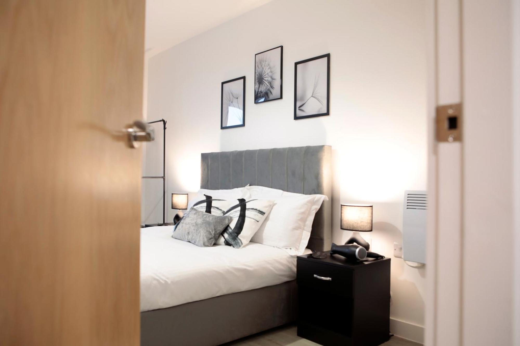Apartment Modern 2 Bed, 2 Bath With Ensuite By Avalora Short Lets & Serviced Salford With Balcony, Near Tram Stop Salford Quays *
