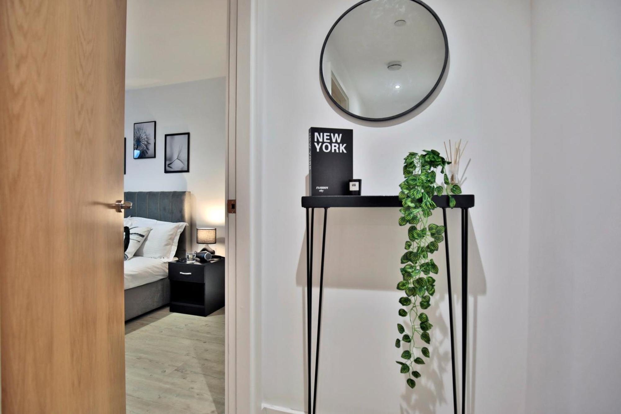 Apartment Modern 2 Bed, 2 Bath With Ensuite By Avalora Short Lets & Serviced Salford With Balcony, Near Tram Stop Salford Quays Manchester