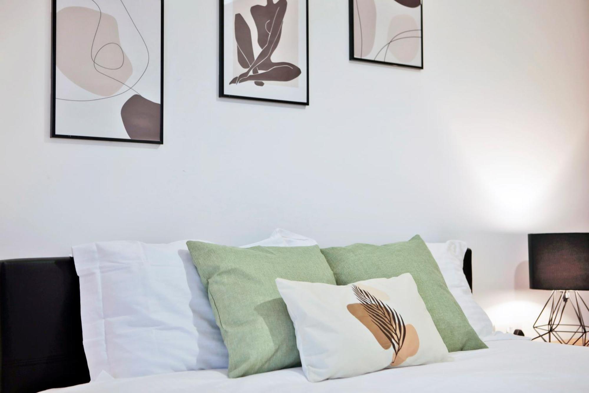 Modern 2 Bed, 2 Bath With Ensuite By Avalora Short Lets & Serviced Salford With Balcony, Near Tram Stop Salford Quays *