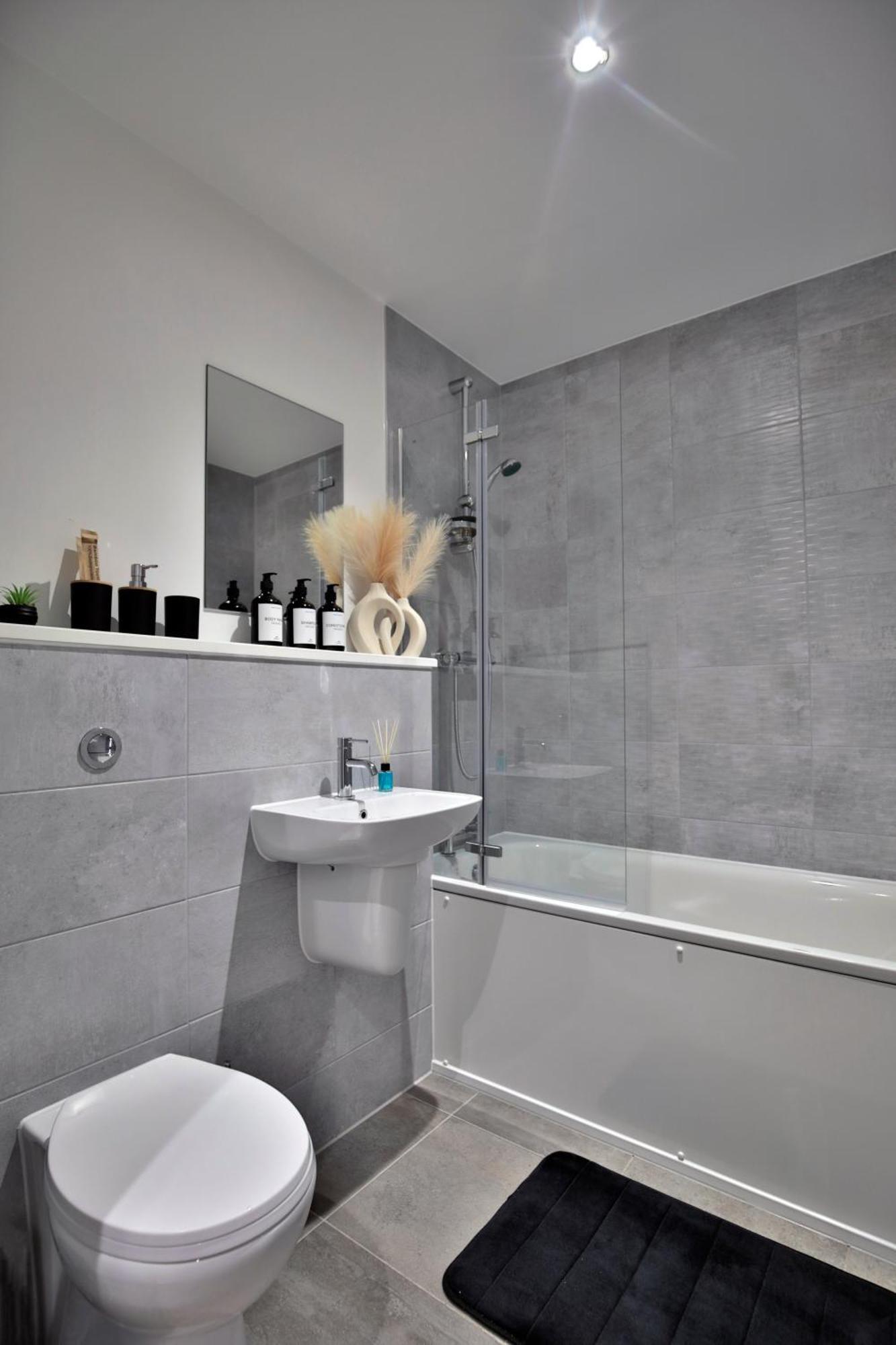 Apartment Modern 2 Bed, 2 Bath With Ensuite By Avalora Short Lets & Serviced Salford With Balcony, Near Tram Stop Salford Quays *
