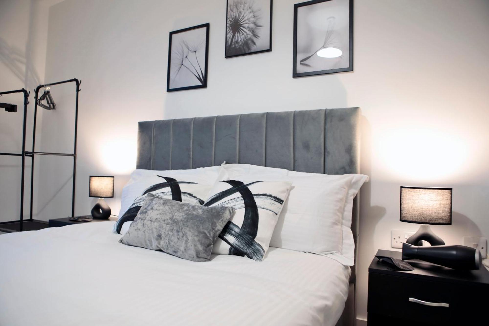 Modern 2 Bed, 2 Bath With Ensuite By Avalora Short Lets & Serviced Salford With Balcony, Near Tram Stop Salford Quays * Manchester