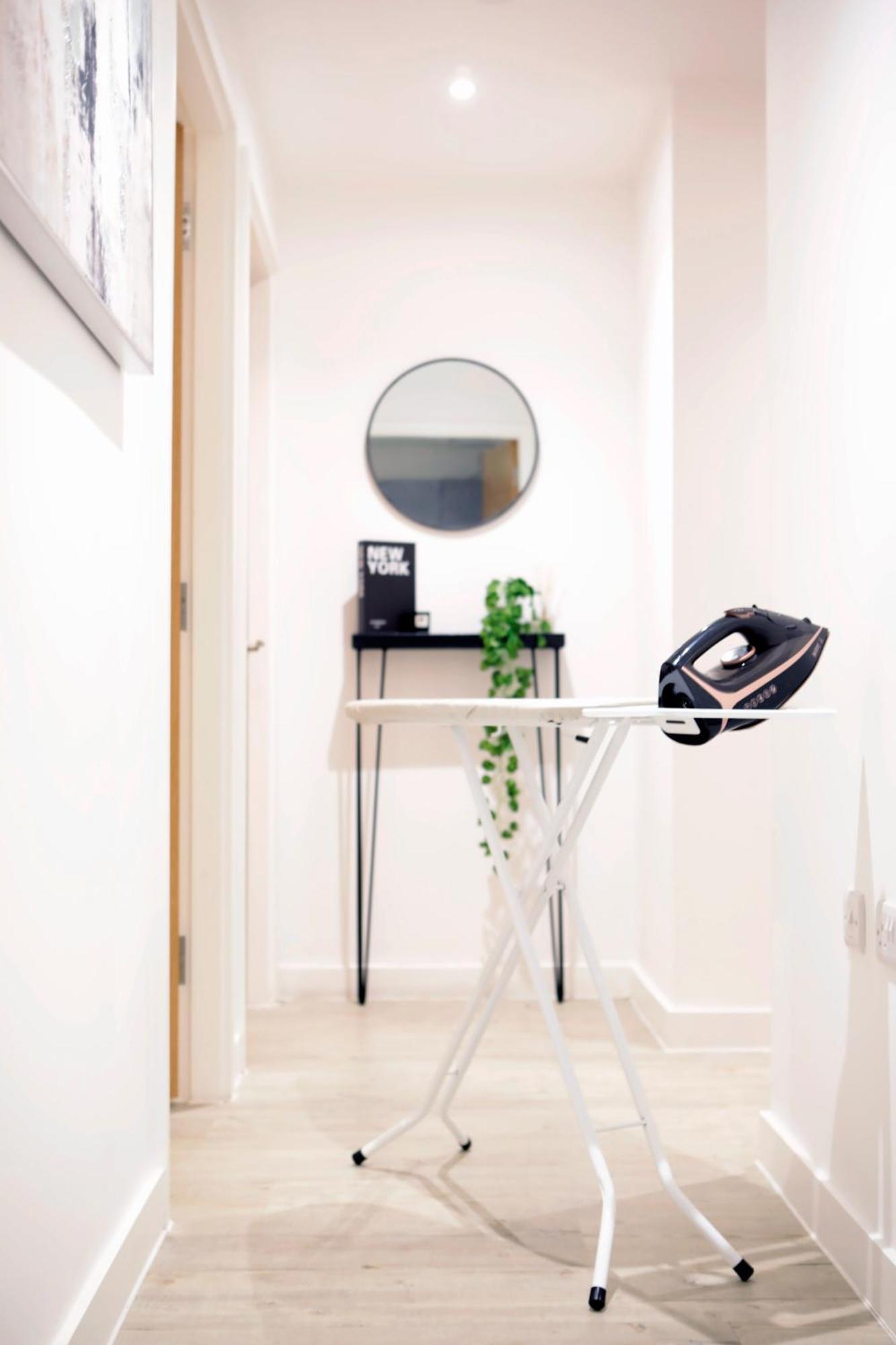 Apartment Modern 2 Bed, 2 Bath With Ensuite By Avalora Short Lets & Serviced Salford With Balcony, Near Tram Stop Salford Quays Manchester
