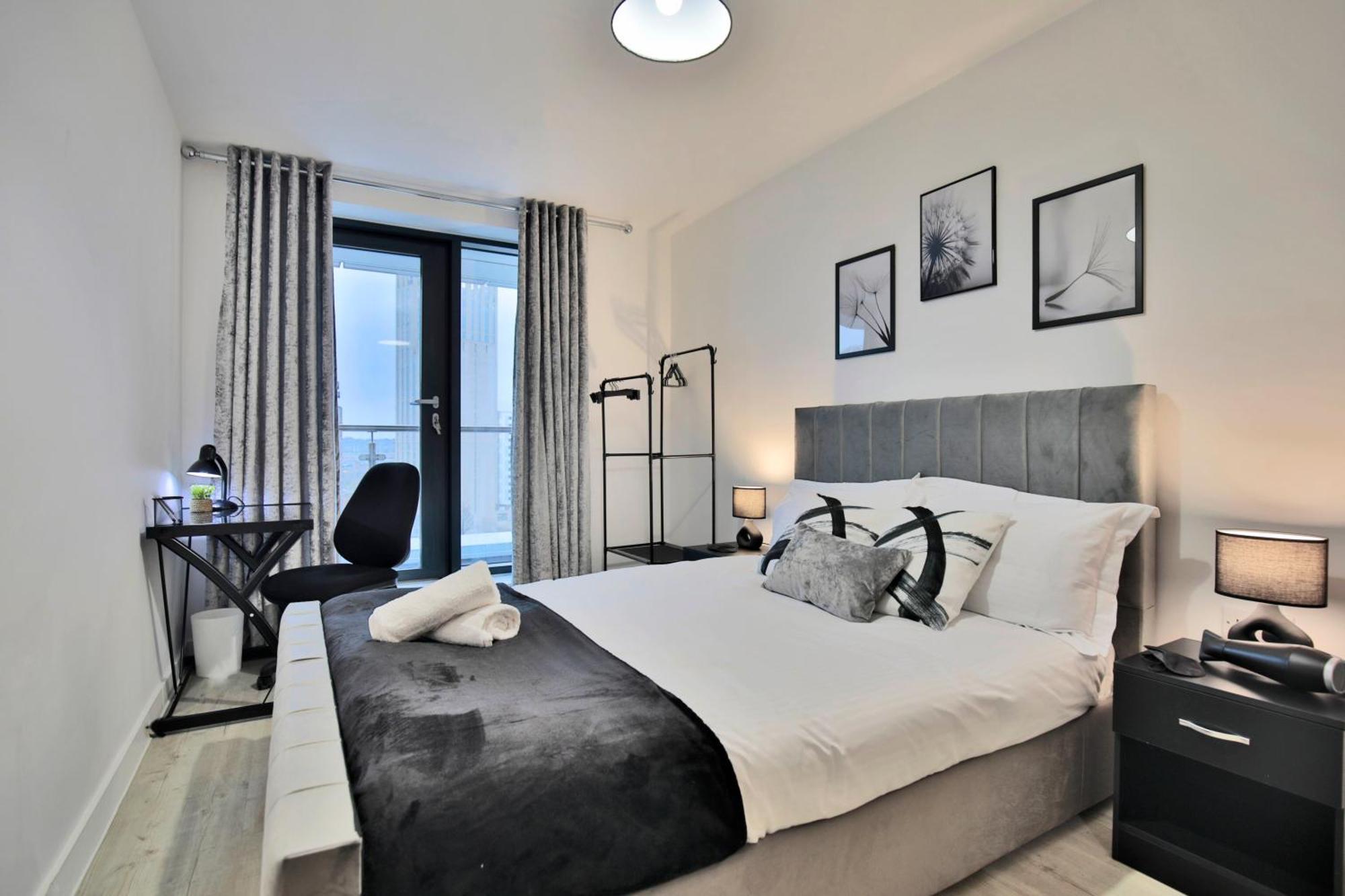 Modern 2 Bed, 2 Bath With Ensuite By Avalora Short Lets & Serviced Salford With Balcony, Near Tram Stop Salford Quays