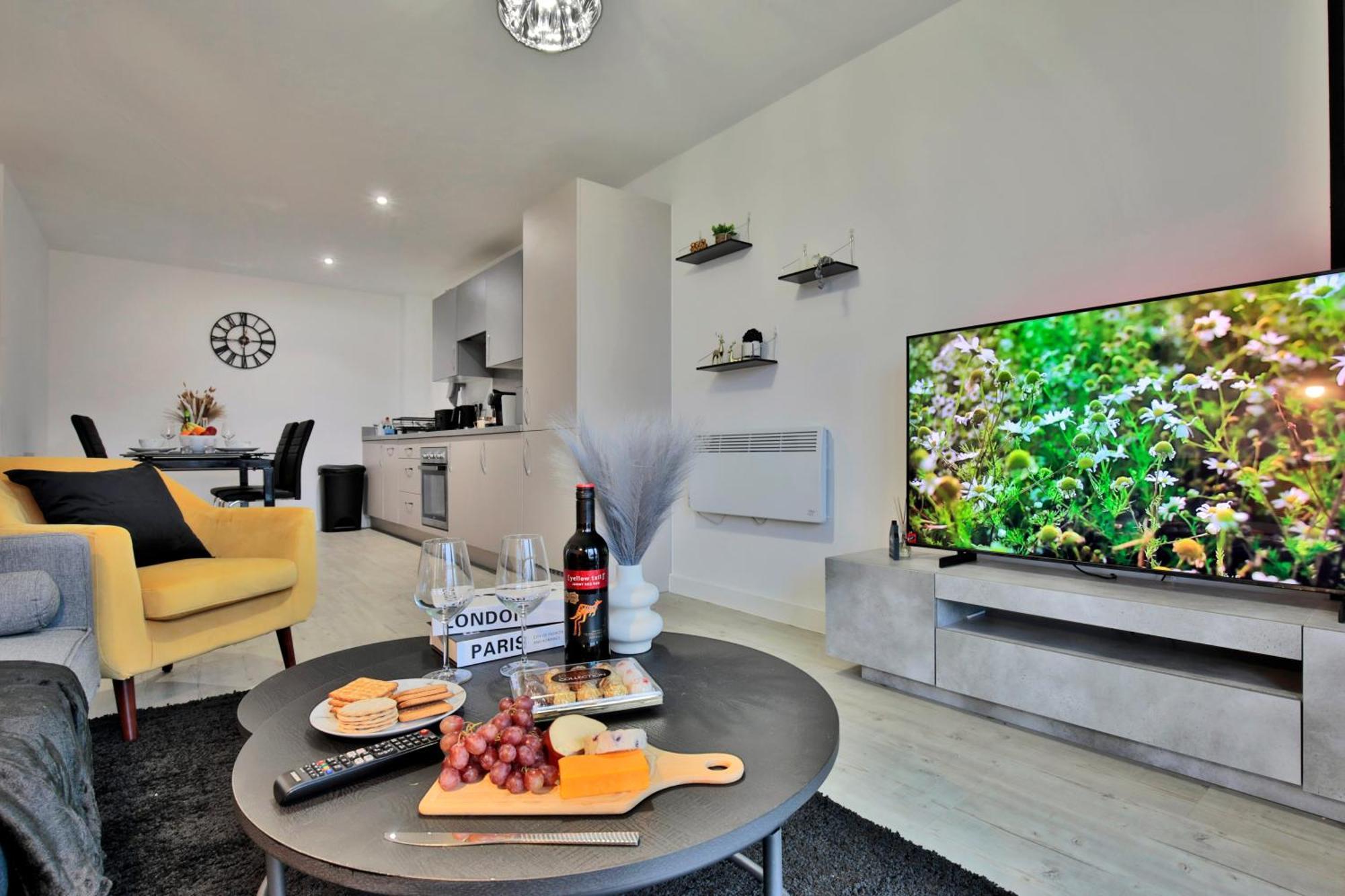 Apartment Modern 2 Bed, 2 Bath With Ensuite By Avalora Short Lets & Serviced Salford With Balcony, Near Tram Stop Salford Quays Manchester