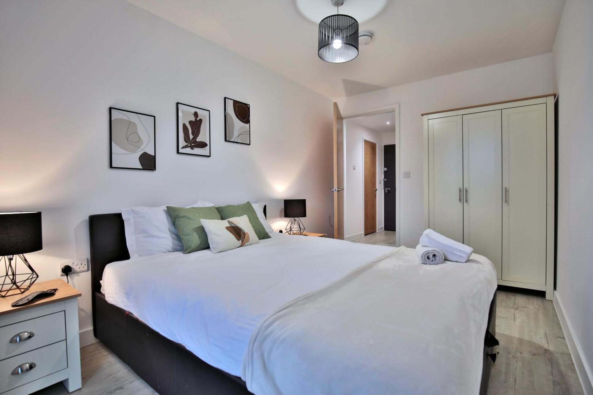 Apartment Modern 2 Bed, 2 Bath With Ensuite By Avalora Short Lets & Serviced Salford With Balcony, Near Tram Stop Salford Quays Manchester