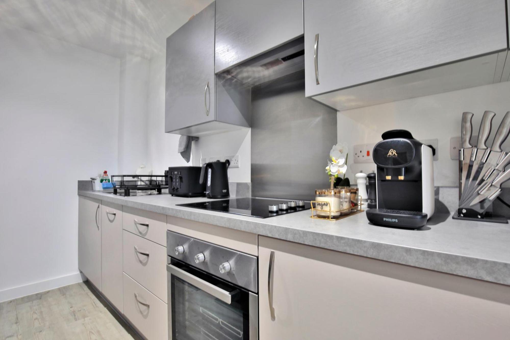 Apartment Modern 2 Bed, 2 Bath With Ensuite By Avalora Short Lets & Serviced Salford With Balcony, Near Tram Stop Salford Quays