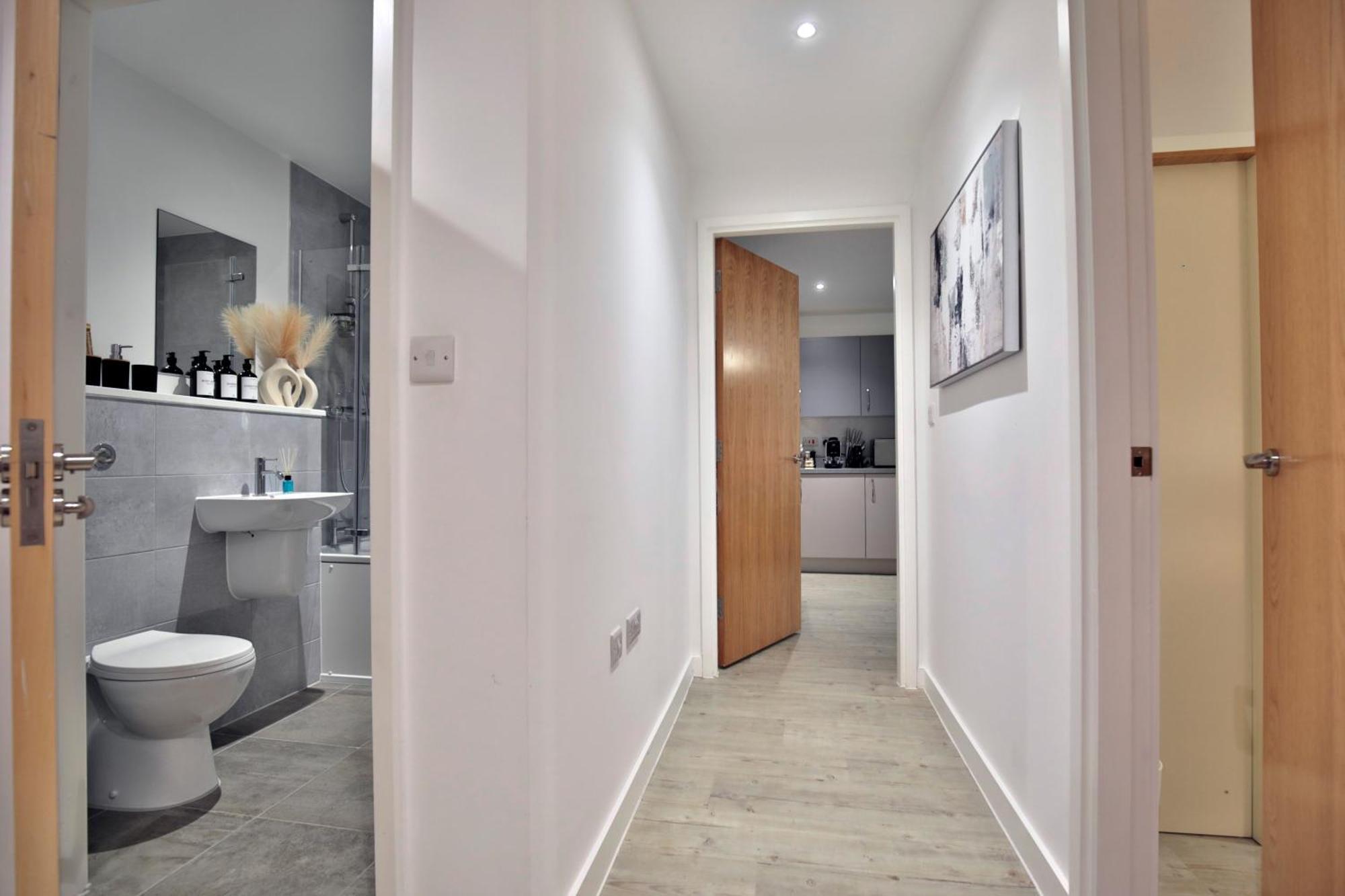 Modern 2 Bed, 2 Bath With Ensuite By Avalora Short Lets & Serviced Salford With Balcony, Near Tram Stop Salford Quays *