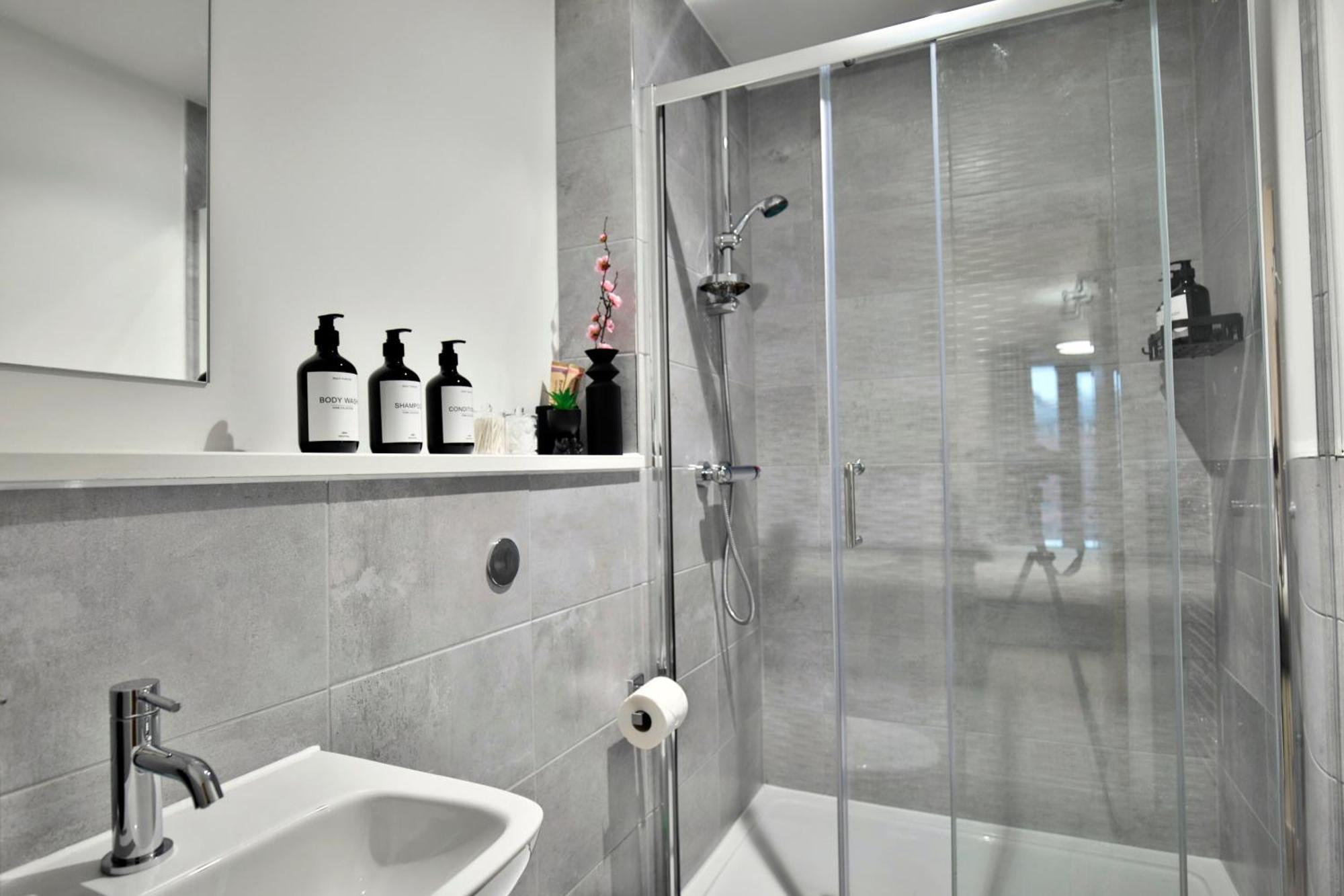 Modern 2 Bed, 2 Bath With Ensuite By Avalora Short Lets & Serviced Salford With Balcony, Near Tram Stop Salford Quays * Manchester