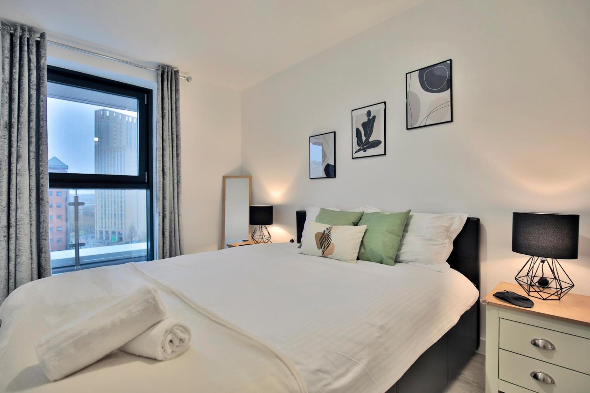 Modern 2 Bed, 2 Bath With Ensuite By Avalora Short Lets & Serviced Salford With Balcony, Near Tram Stop Salford Quays