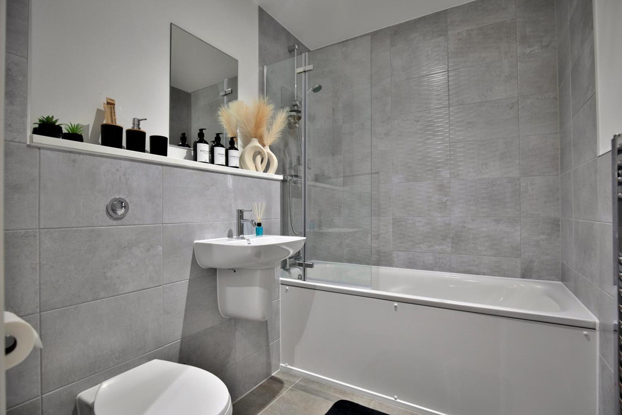 Apartment Modern 2 Bed, 2 Bath With Ensuite By Avalora Short Lets & Serviced Salford With Balcony, Near Tram Stop Salford Quays *