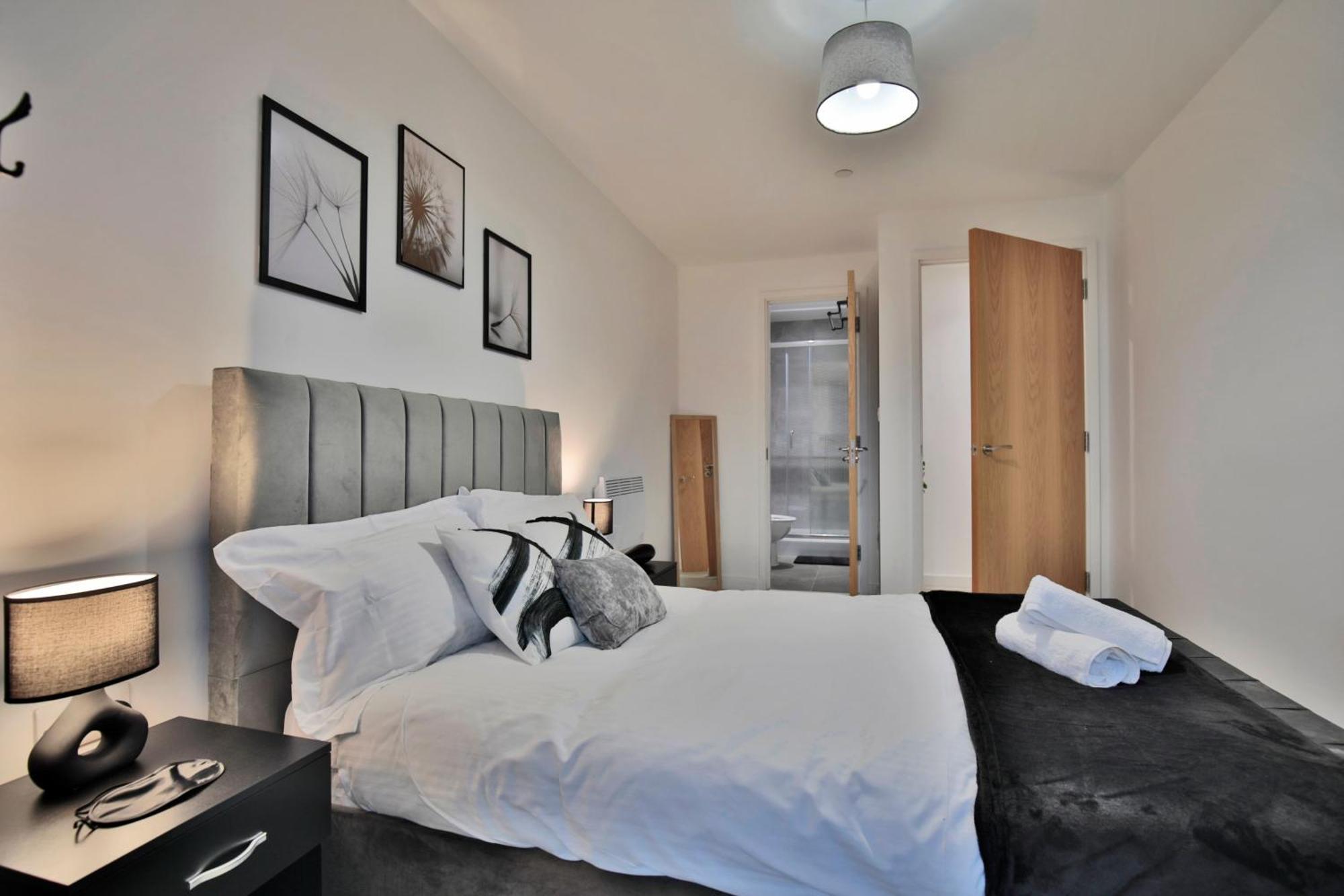 Modern 2 Bed, 2 Bath With Ensuite By Avalora Short Lets & Serviced Salford With Balcony, Near Tram Stop Salford Quays *